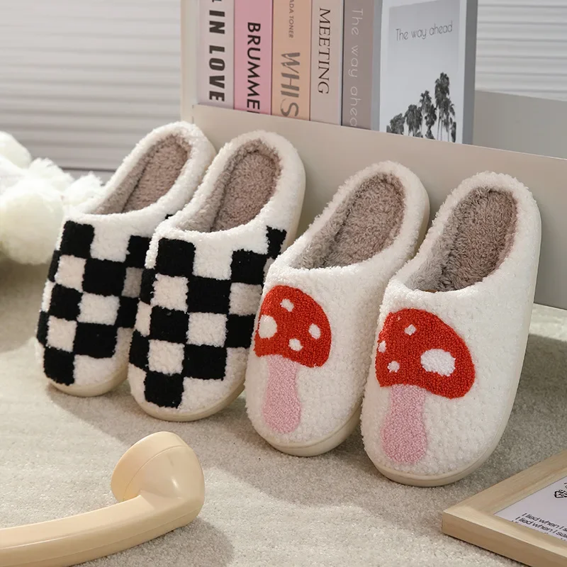 شباشب قطنية شتوية جديدة مريحة للمنزل على شكل شطرنج دافئة للأزواج أحذية قطنية سميكة سوليد ناعمة سميكة وغير قابلة للانزلاق
