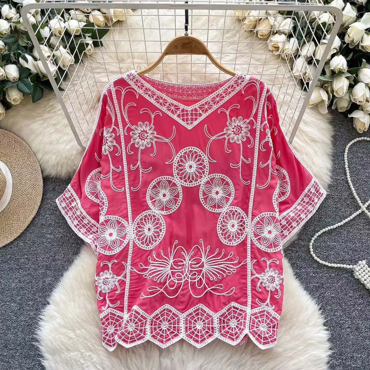 

Design Sense Niche Chic V-neck Top Women's Summer New Retro Embroidered High-end Sense Loose Lazy Wind T-shirt