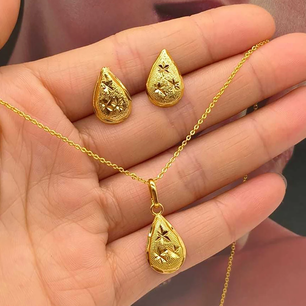 Damen-Set aus 18K vergoldeter Halskette mit Anhänger und Ohrringen in Tropfen-, Stern-, Rund-, Blumen- und Herzform, Goldschmuck-Accessoires, Geschenk – Detail 5