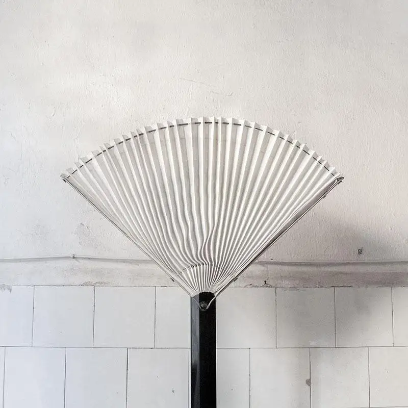 Opera d'arte creativa postmoderna a forma di ventaglio pieghettata su entrambi i lati