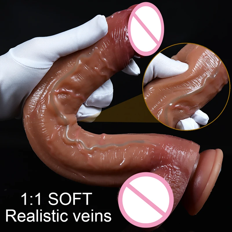 Erotik videoda mini yubka va paypoq kiygan qizlar oyinchoqlarda otirishadi.