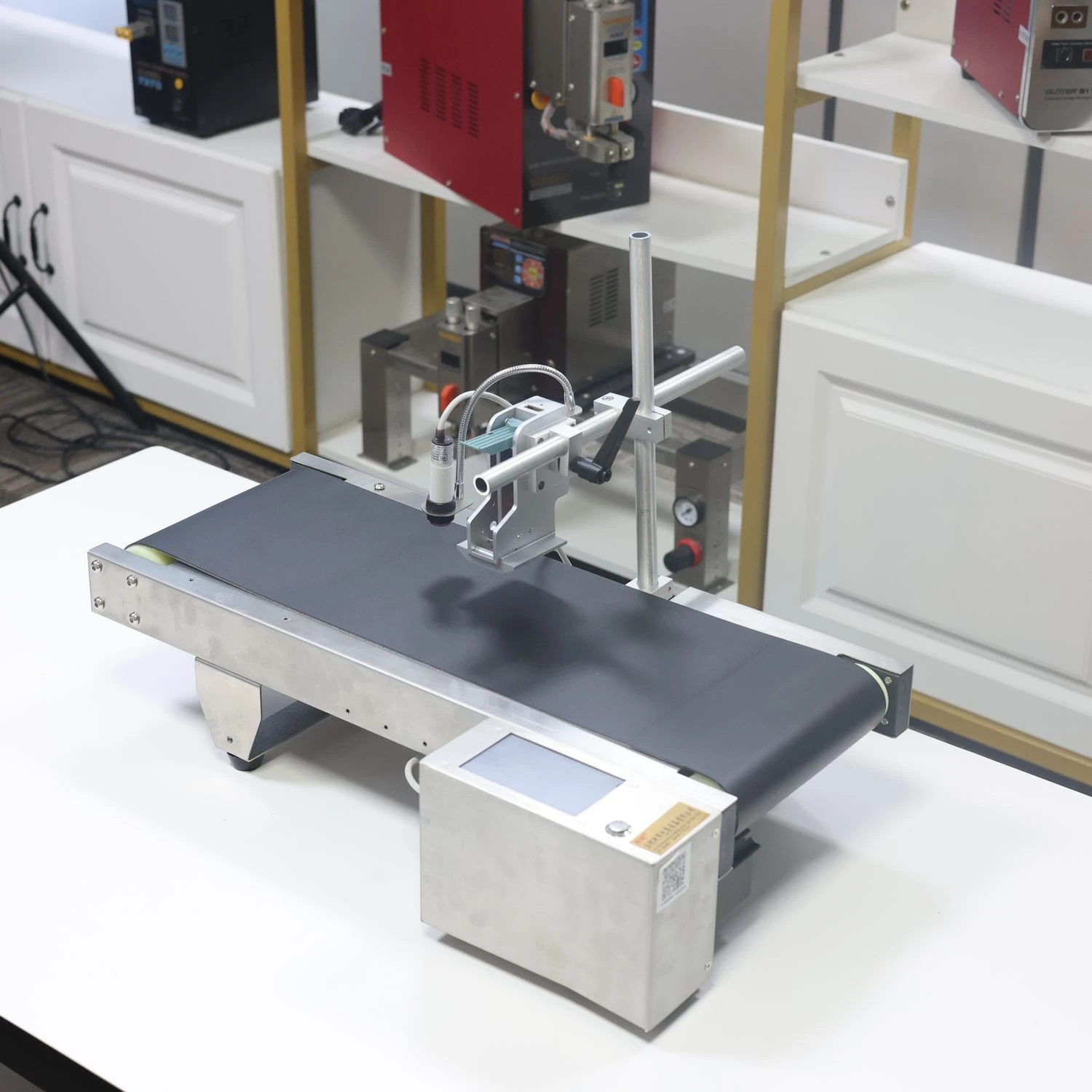 Stampante a getto d'inchiostro con codice QR con trasportatore manuale per macchina integrata con touch screen intelligente da 4,3 pollici SP130