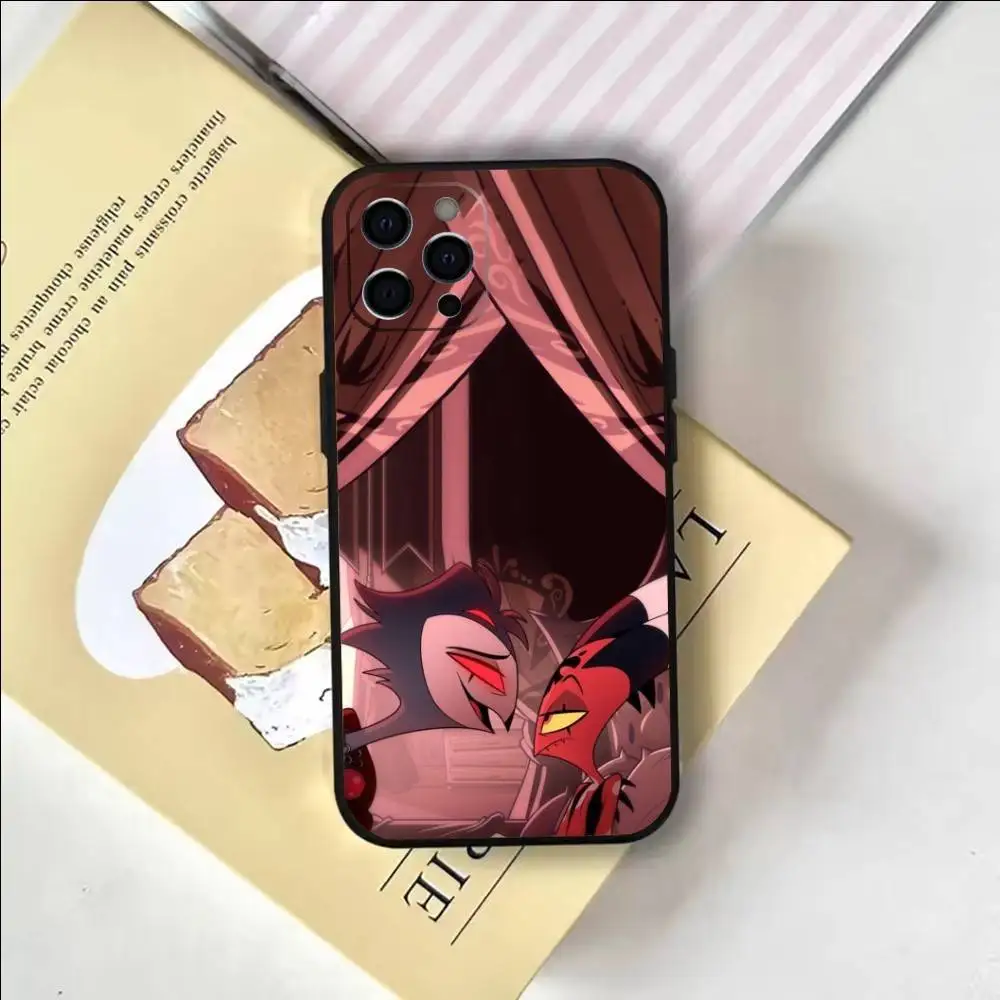 حافظة هاتف H-Helluva Boss Anime لهاتف iPhone17,16,15,14,13,12,11 Plus، Pro Max غطاء أسود ناعم