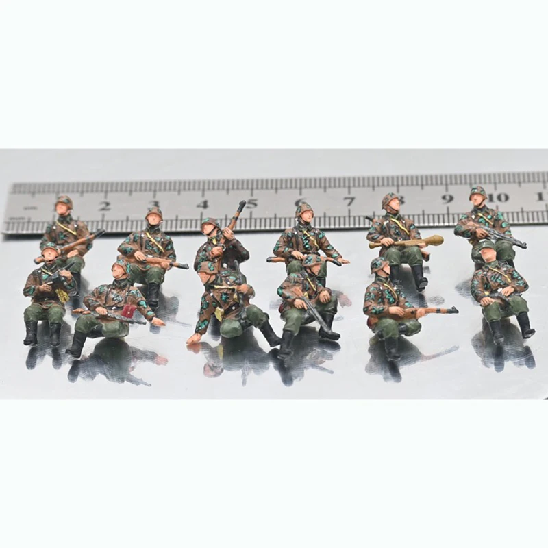 

1: 72 scale German camouflage 12 person group finished product coloring plastic simulation model scene