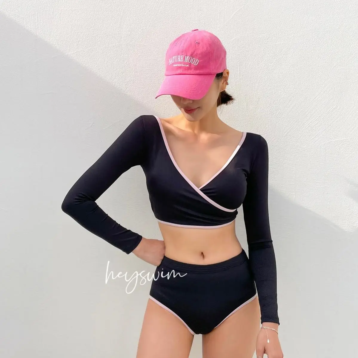 

2024 New Long sleeved Sunscreen Black V-neck Split Swimsuit for Women Soaking in Hot Springs with Open Back Sexy Swimsuit