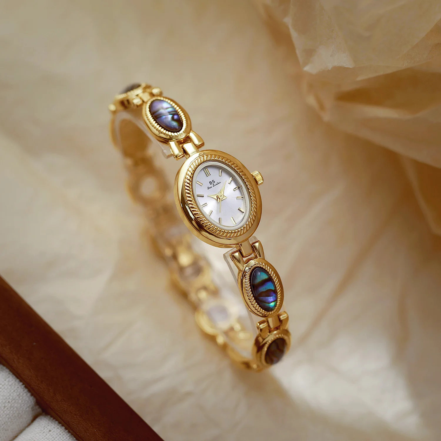 ساعات كلاسيكية للسيدات موضة أنيقة سوار على شكل صدفة طبيعية 2025 ساعة يد ريترو مقاومة للماء باللون الذهبي