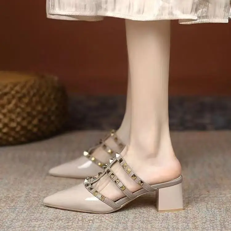 2025 Summer New Style Chunky Heel Patent Leather Slip-On Sandals Women's Fashionable Rivet Detail Open-Toe Low-Top Slippers