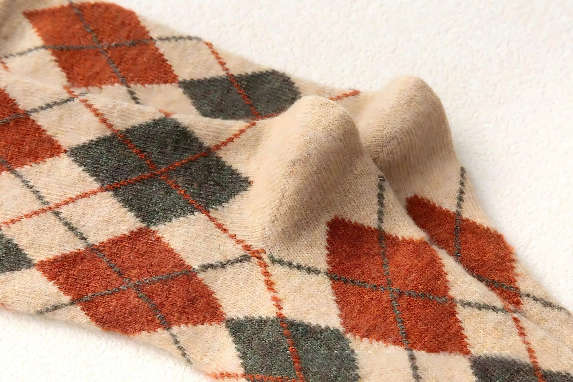 Retro-Socken mit Diamantmuster, die bis zur Mitte der Wade reichen, 5er-Pack, im britischen Stil mit farblich abgesetzten Mustern, strukturierte vertikale Streifen, geeignet für trendige Outfits, zum Tragen im Alltag oder als Geschenk für die Feiertage. – Detail 9
