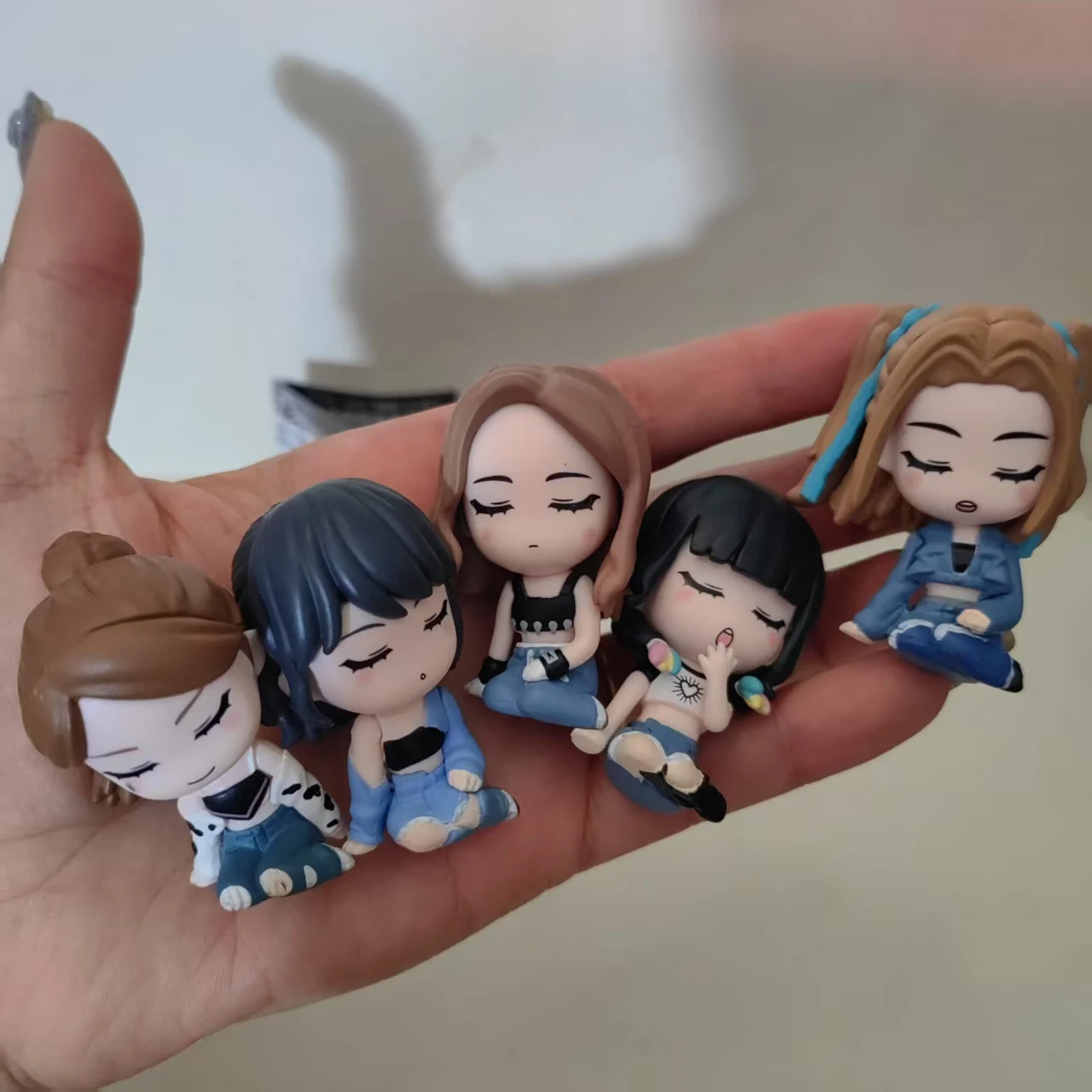 

Genuine Action Figure Korean Girl Group Shoulder To Shoulder Gacha Beautiful Girl Model