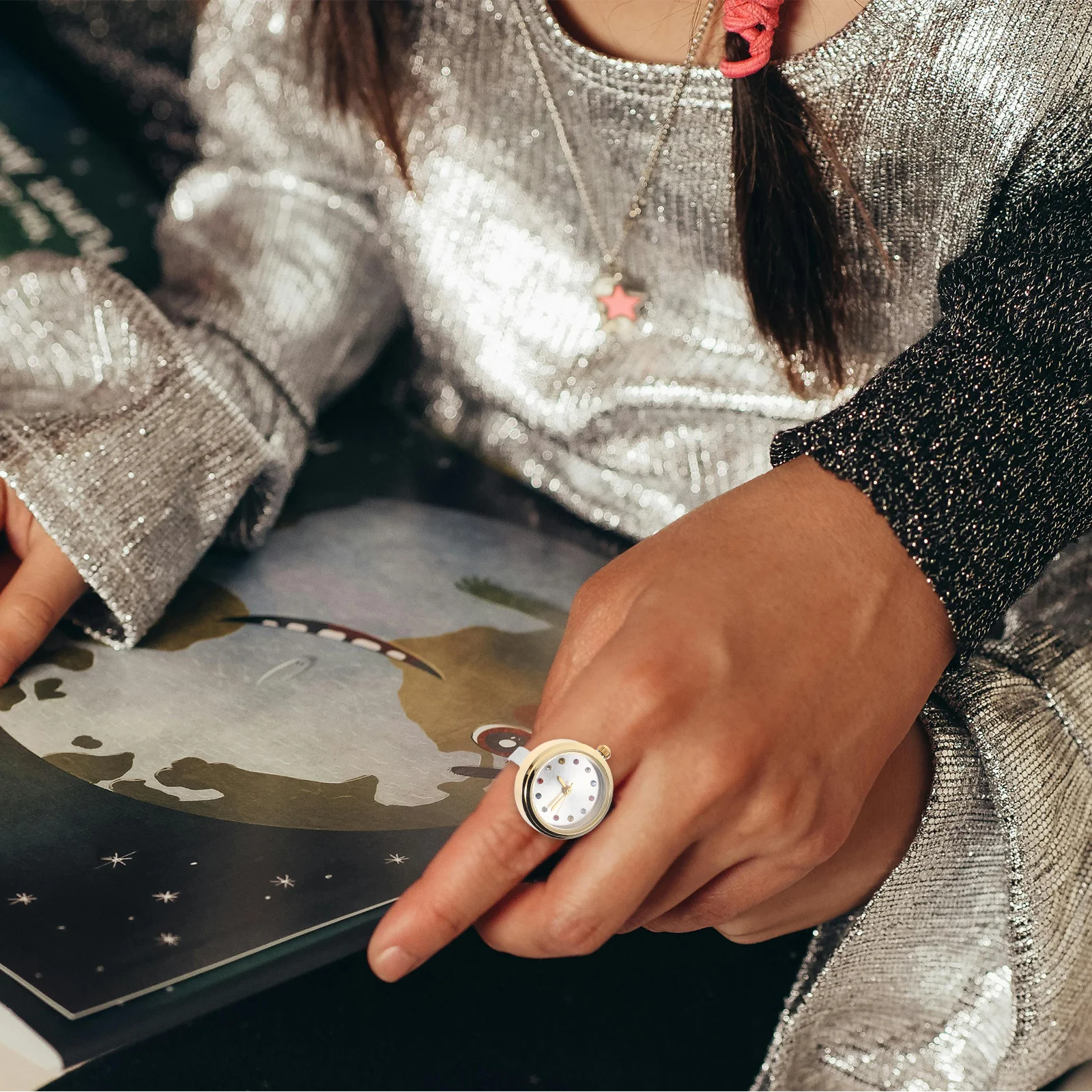 

Fashionable Mini Finger Watch Sparkling Rhinestone Accent Compact Lightweight Waterproof for Women Students Trendy Jewelry