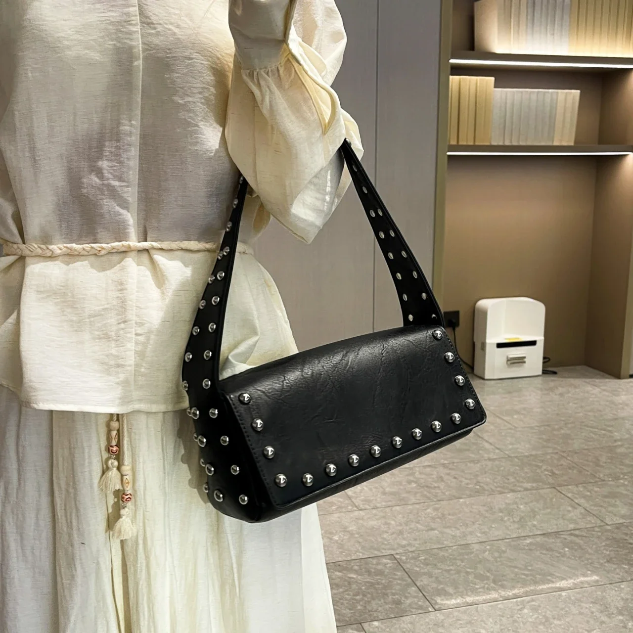 موضة الإبط حقائب اليد المسامير تصميم نصف القمر حقائب كتف 2025 الأسود الشرير نمط تحت الإبط حقيبة يد ومحفظة