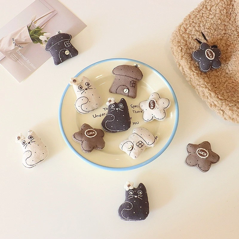 Korean Fabric Cat House Brooch Cute Small House Design Autumn Winter Versatile Pin for Bag Shoe Hat Decoration - view 3