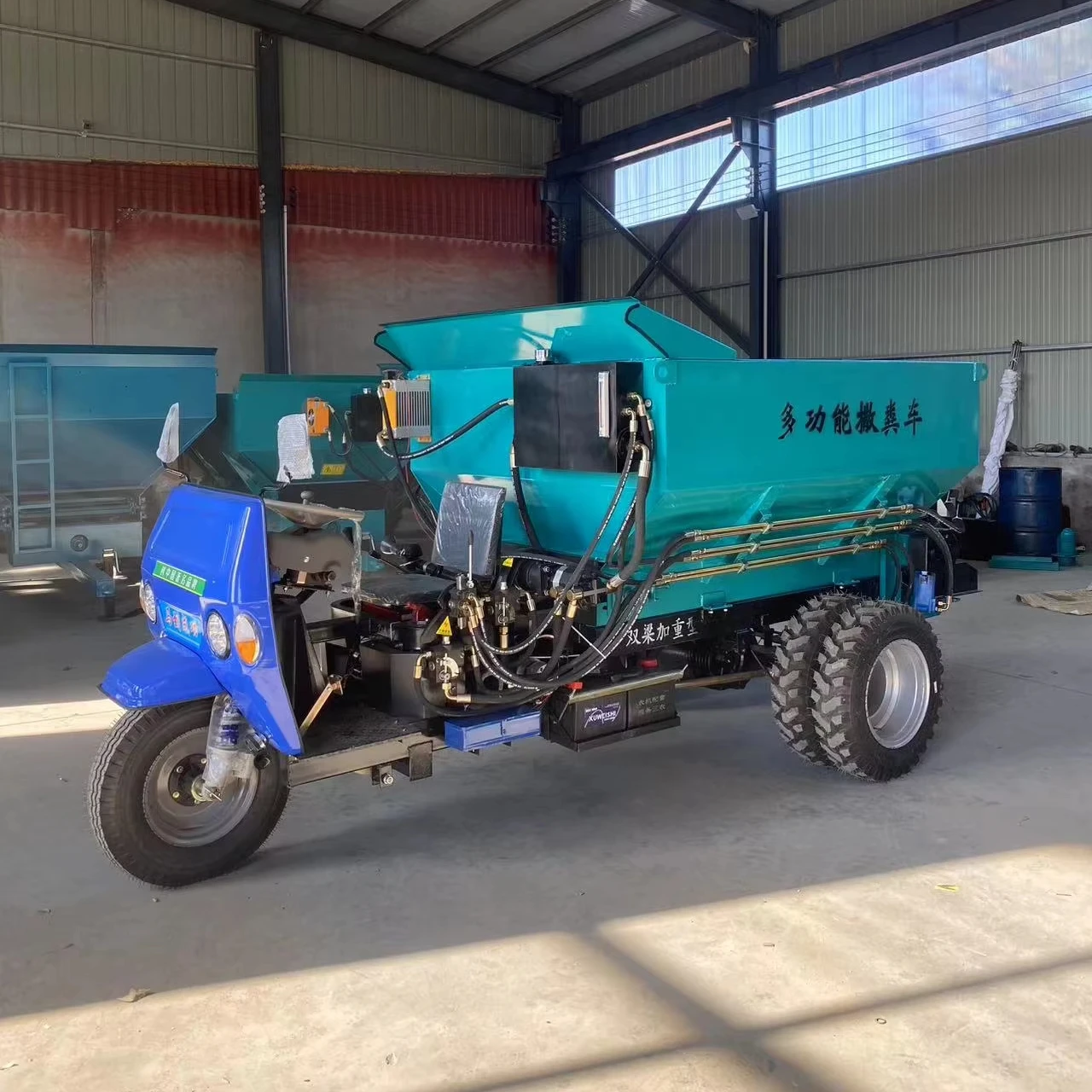 Heavy-duty diesel Three-wheel Organic Fertilizer Spreading Vehicle Double-disc Automatic Organic Fertilizer Spreading Machine
