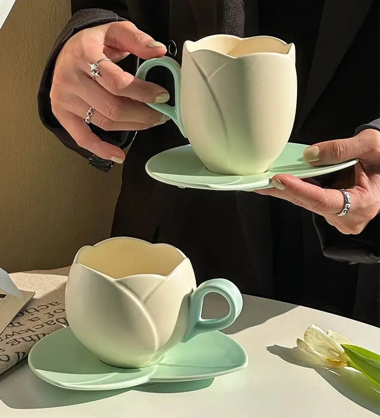 Niedliche Tulpen schale passt zu Keramik bechern Blumen förmige Kaffee milch Mark Tassen Untertassen Teller Set Getränke tassen 350ml