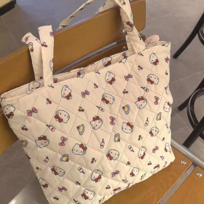 

Аниме Hello Kitty Kawaii Большая сумка украшает Сумка для хранения y2k Косметичка для девочек Большая вместимость Портативная сумка из полипропилена с хлопковым наполнением Подарок
