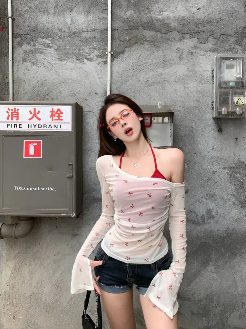 

Стильная Сетчатая футболка из двух частей с лямкой через шею и вырезами на плечах с графическим изображением fairycore 1920-х годов гранж y2k корейский стиль Футболка Топ