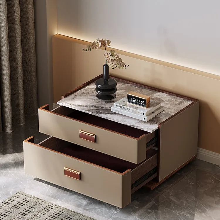 طاولة بجانب السرير من بلاطة الصخور الإيطالية البسيطة، سرج من الجلد الصلب، طاولة بجانب السرير، خزانة غرفة النوم