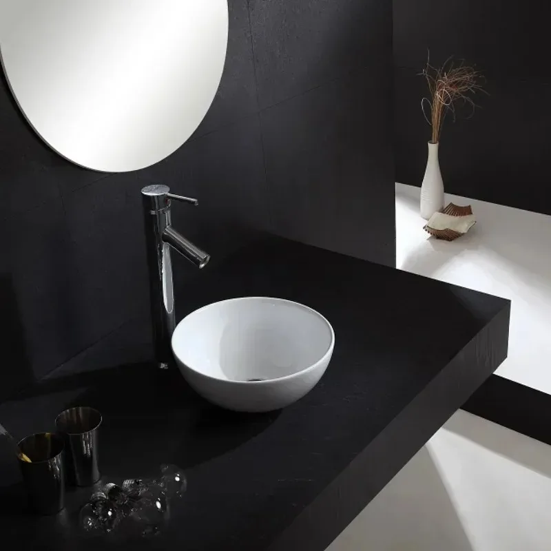 

Семейная квартира, ванная комната, белый керамический смеситель для раковины в ванной комнате, комбинированный умывальник на столешнице