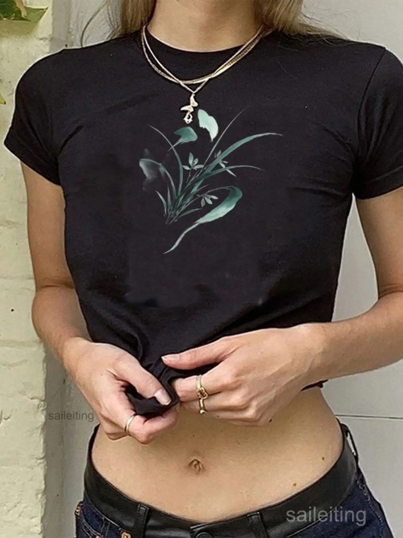 Women's Black Short Sleeve Crop Top with Green Teal Calla Lily Watercolor Print, Boho Street Style Casual Tee for Summer Fash