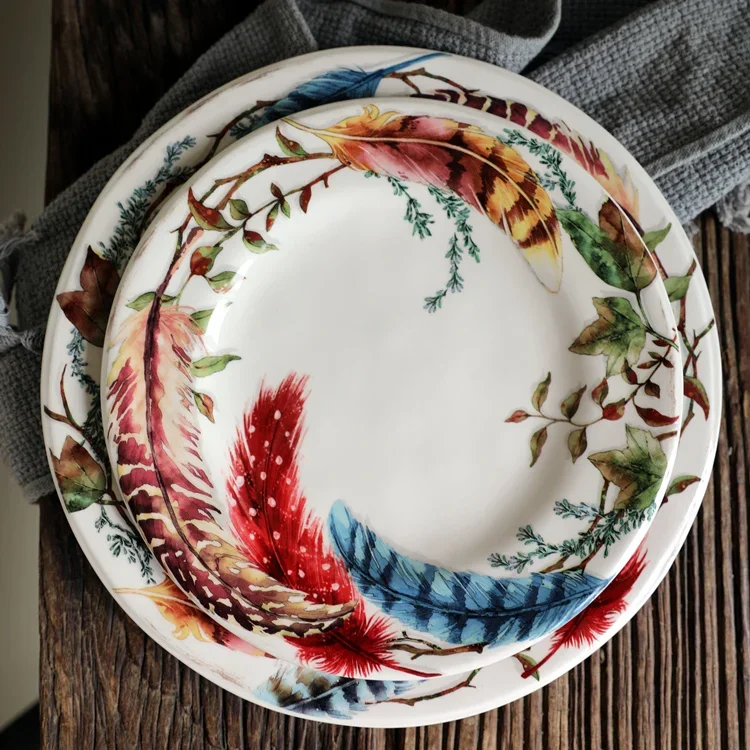 Plato de plumas de colores, plato de postre occidental, plato para el hogar, exquisito color underglaze, exportación a los Estad