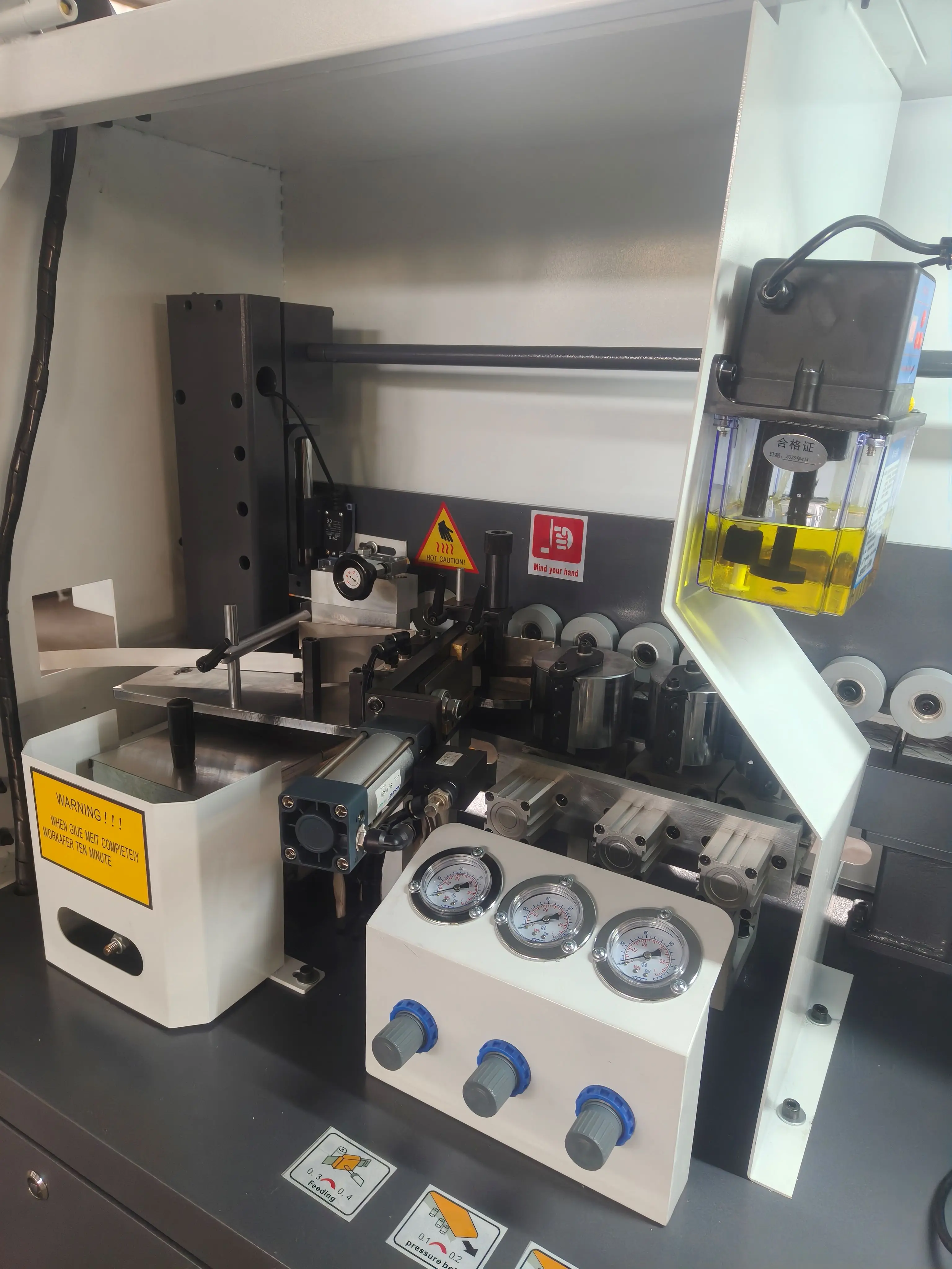 Automatyczna maszyna do obróbki krawędzi PVC z pięcioma funkcjami klejenia krawędzi do zakładów produkcyjnych paneli na bazie drewna