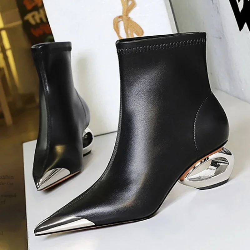 2026 New Metal Hollow Heel Iron Head Metal Pointed Toes Modern Short Boots for Women Winter Street Style Low Heel Boots Female