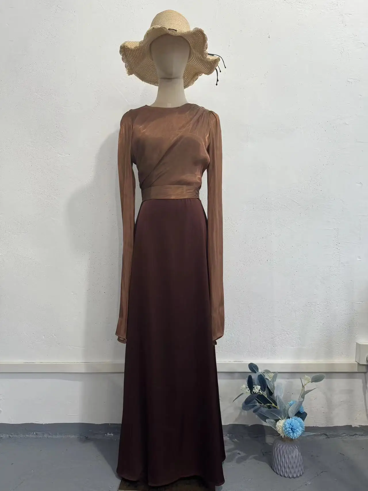 فستان خريف 2025 ذو أكمام طويلة من الساتان بقصة ضيقة