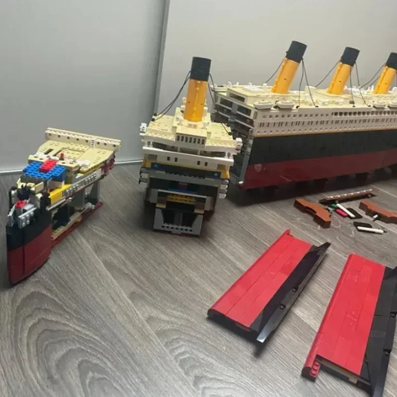 9090 قطعة تيتانيك قارب سياحي كبير سفينة باخرة الطوب ألعاب مكعبات البناء هدايا عيد الميلاد في المخزون (غير متوافقة مع ليغو)