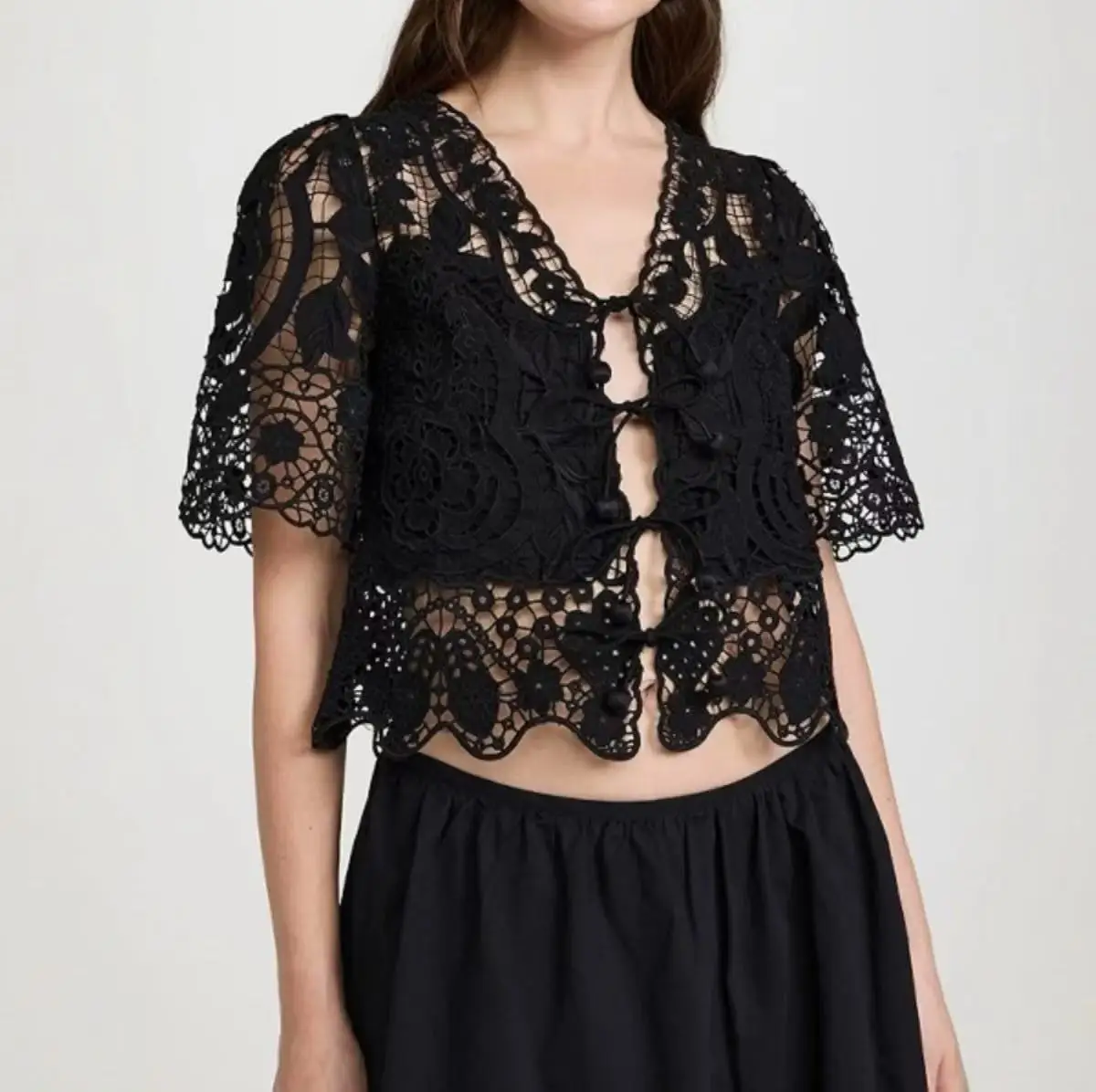

Sezanes 2025 Fashion T-shirt French Summer New Exquisite Sweet Embroidery Lace Lace Tie V-Neck Loose Shirt Top