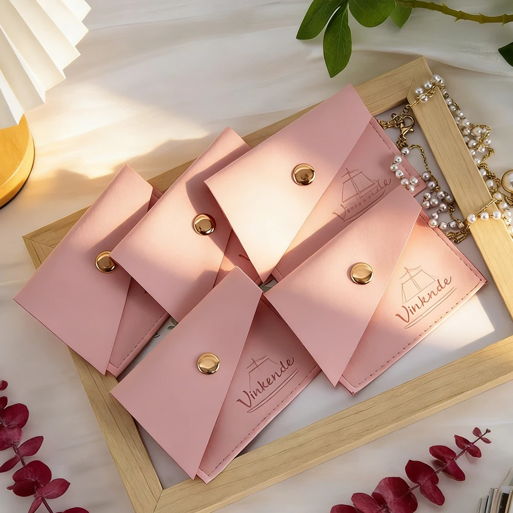 

50/100 шт. в упаковке: Индивидуальные подарочные пакеты для украшений с логотипом, синие, бежевые, розовые, из микрофибры, бархатные, на кнопке, для колец, серег, свадебных подарков, органайзеры-коробки