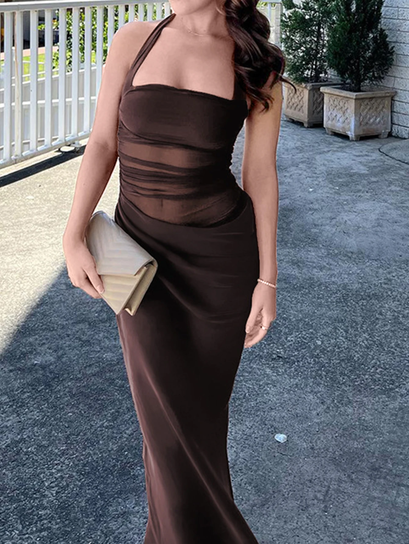 Primavera y verano moda sexy sin espalda cuello de satén Falda larga Venta caliente vestido sin mangas plisado picante