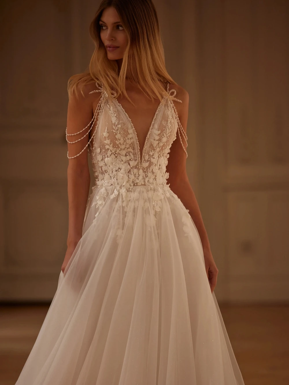 우아한 진주 3D 꽃 웨딩 드레스 섹시한 얇은 스트랩 백리스 신부 가운 맞춤형 반짝이 Tulle 긴 드레스 신부를위한