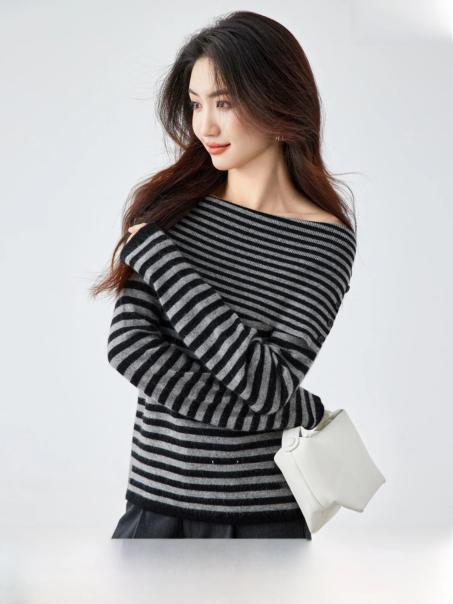 

Ретро-свитер в полоску на одно плечо, свободный, с длинными рукавами, вязаный, для женщин, зимний, повседневный, универсальный, удобный женский топ