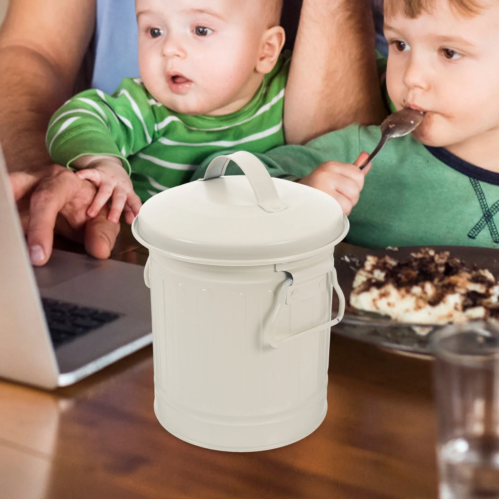 

Vintage Iron Desktop Pen Holder Trash Can Small Metal Waste Basket for Office Desk Decorative Pencil Bin Mini Garbage Container