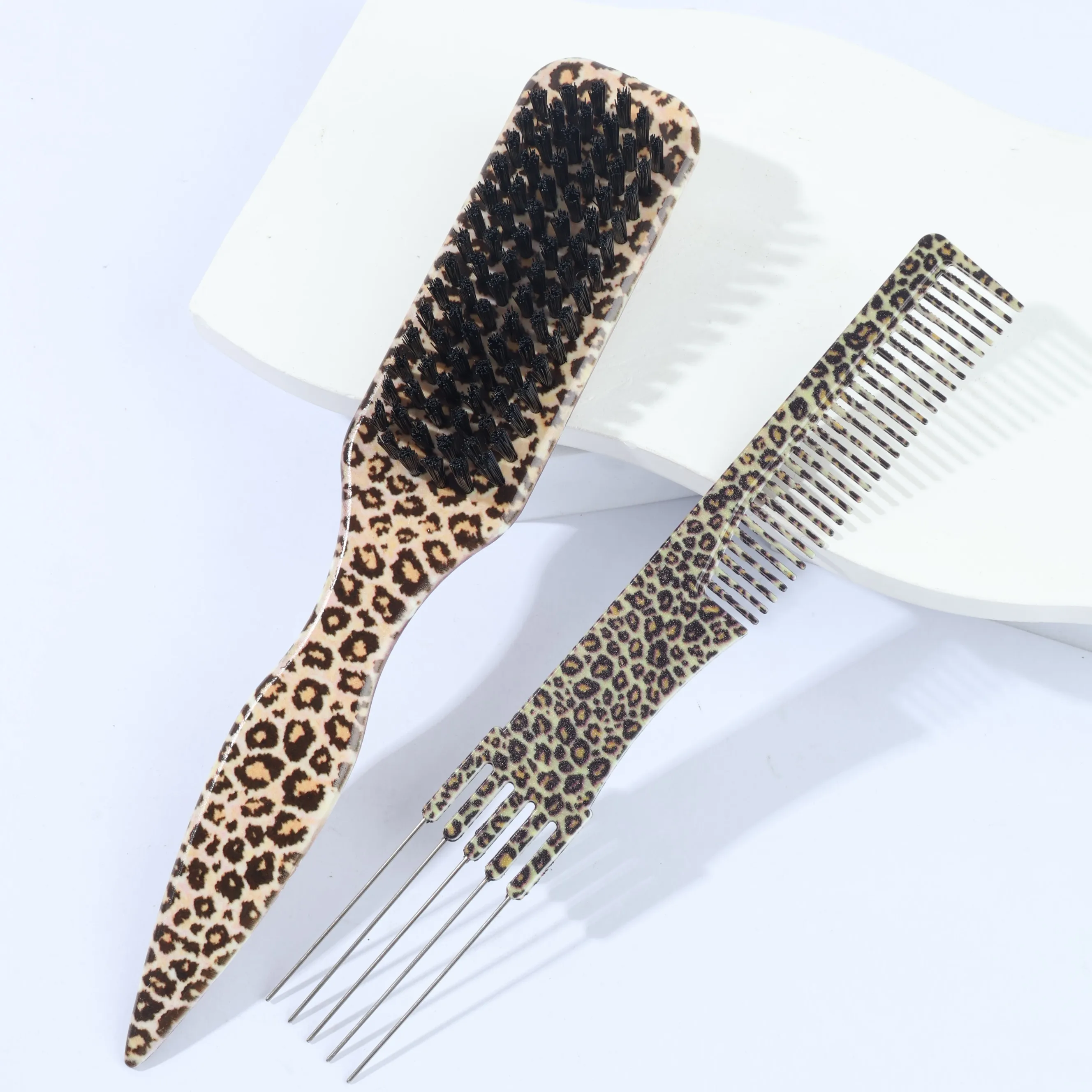 2 pcs of Leopard-print Pointed-tail Styling Combs. The wide rat-tail design enables precise sectioning! Achieve smooth ponytails