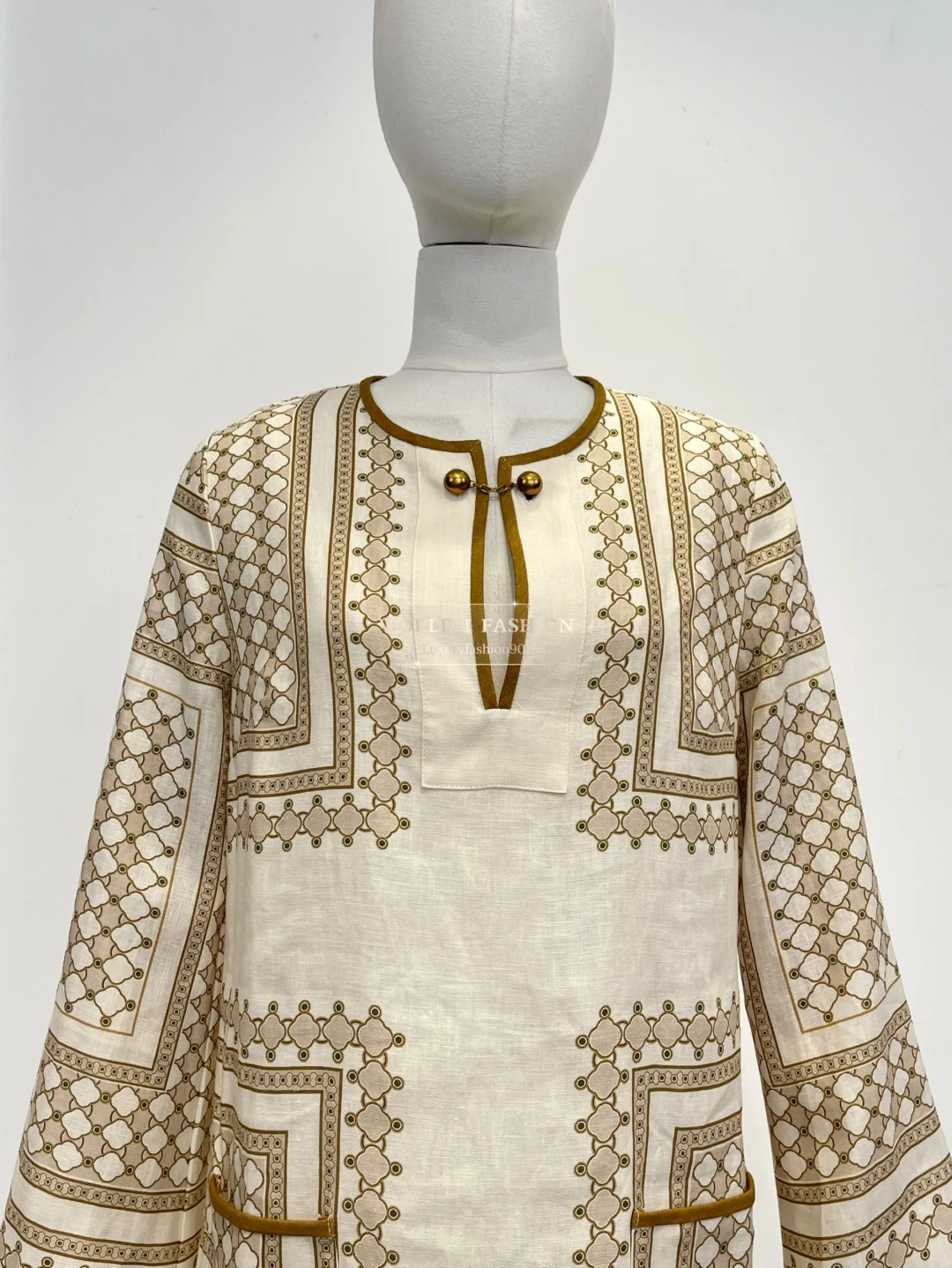 فستان متوسط الطول بأكمام طويلة وطباعة هندسية باللون البيج الكريمي 2025 وصول جديد