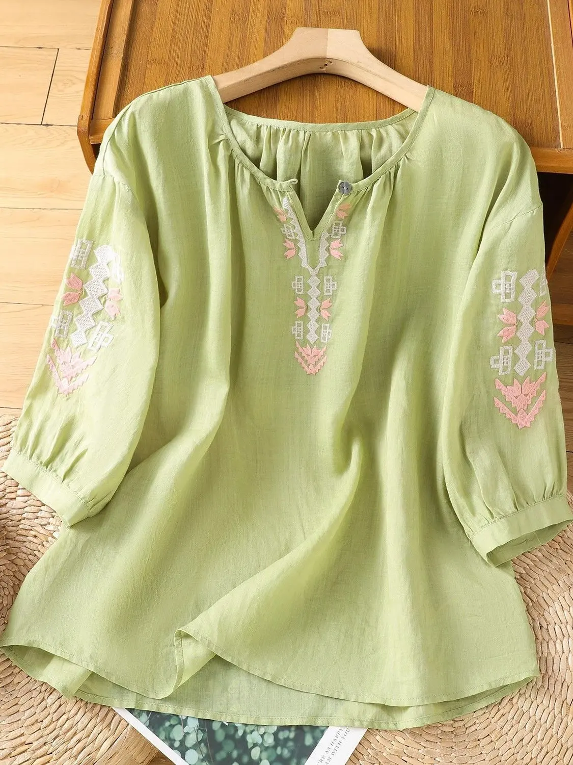 Ele Embroidered Cotton Linen irt Thin V-Ne Lantern Sve Breathable Women's Summer Faion Top Comfortable Loose Fit