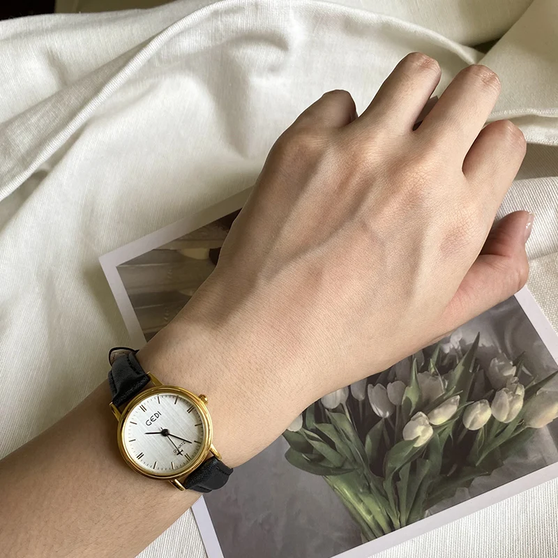 

Retro Quartz Watch For WomenCasualStylishElegantSimpleVersatile, Suitable For Students, Leather Strap, A Great Gift For Ladies.