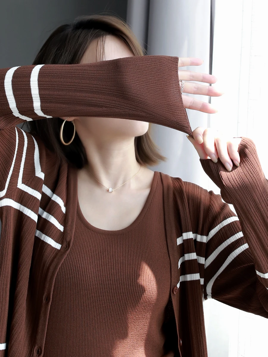 

Warmo2024 осенний новый цветной полосатый повседневный универсальный вязаный свитер, комплект из двух предметов, открытый женский кардиган