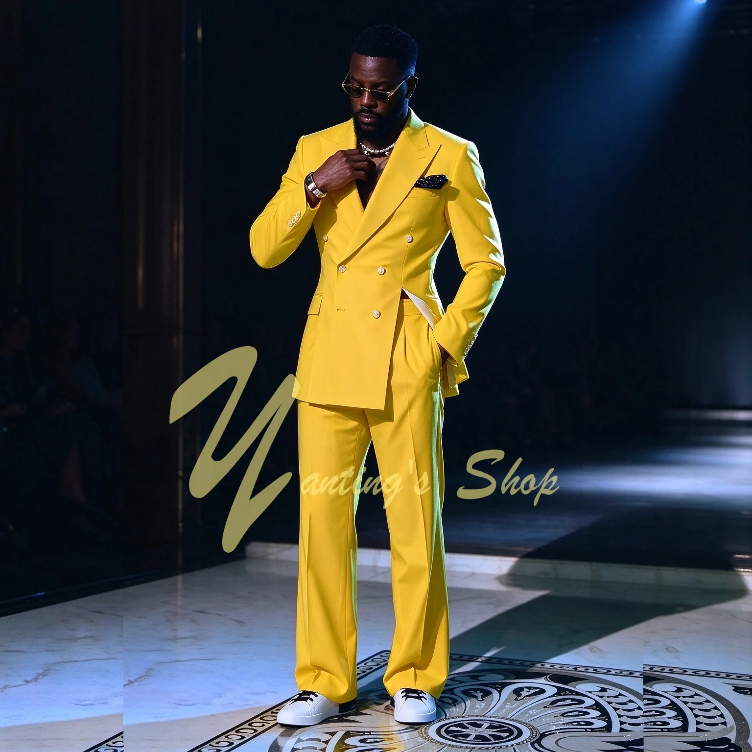 Men's stylish double-breasted wedding suit (suitable for grooms/groomsmen) peak lapels, and a vented jacket design.