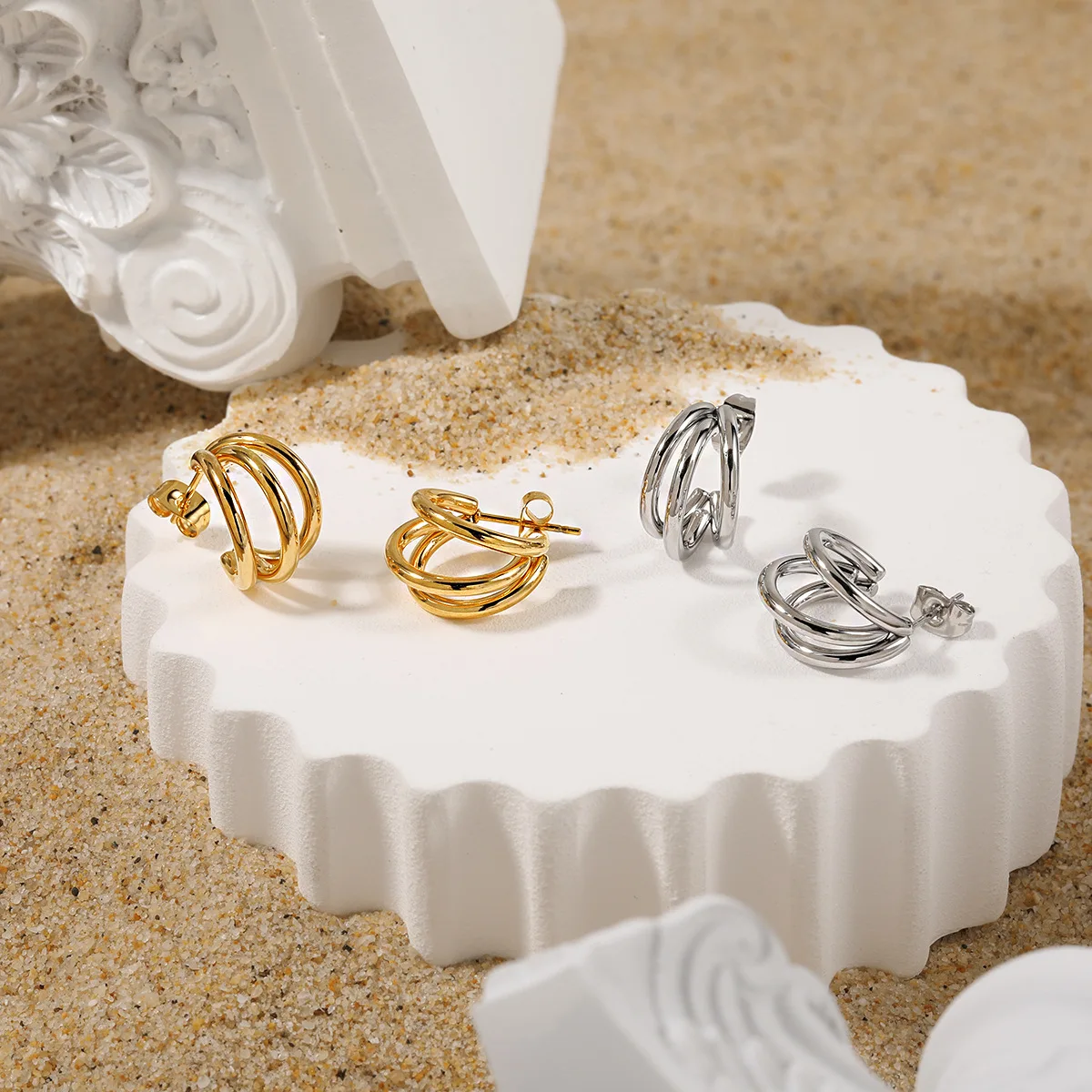 

Одно весенние трехслойные полукруглые серьги-гвоздики из титановой стали, позолоченные 18 К, водонепроницаемые, неаллергенные украшения для женщин, подарок