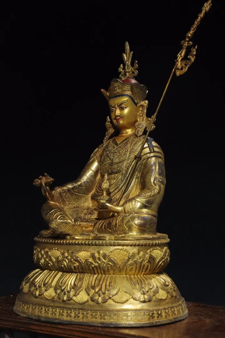 Offering at home a bronze gilded and gilded painted Buddhist statue of Master Lianhuasheng Size: 40 CM high, 24 centime