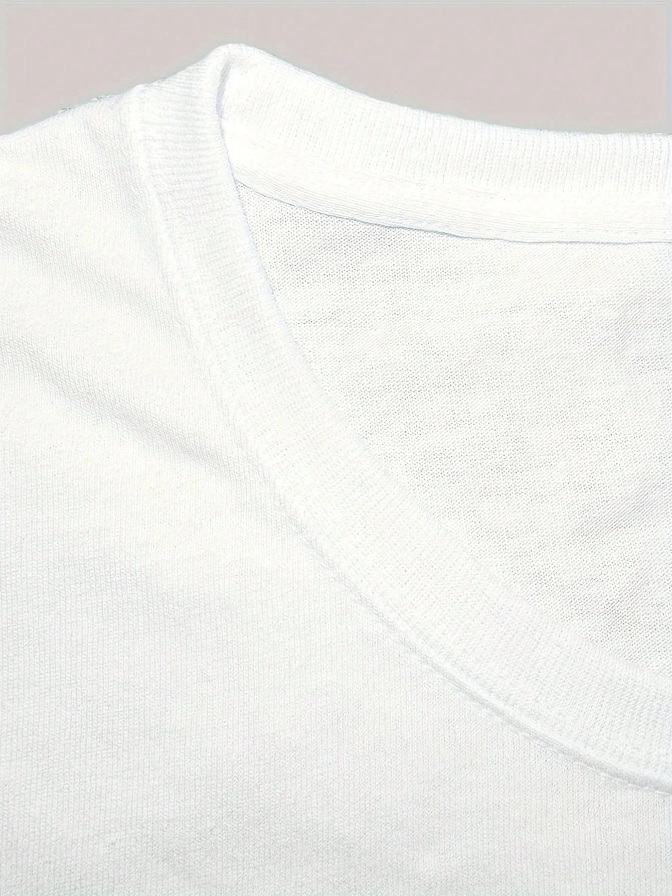 เสื้อผู้หญิงคอกลมแขนสั้นลายงูสีขาวประดับดอกกุหลาบแดง คุณภาพสูง นุ่มสบาย ระบายอากาศดี รุ่นซัมเมอร์ 2026