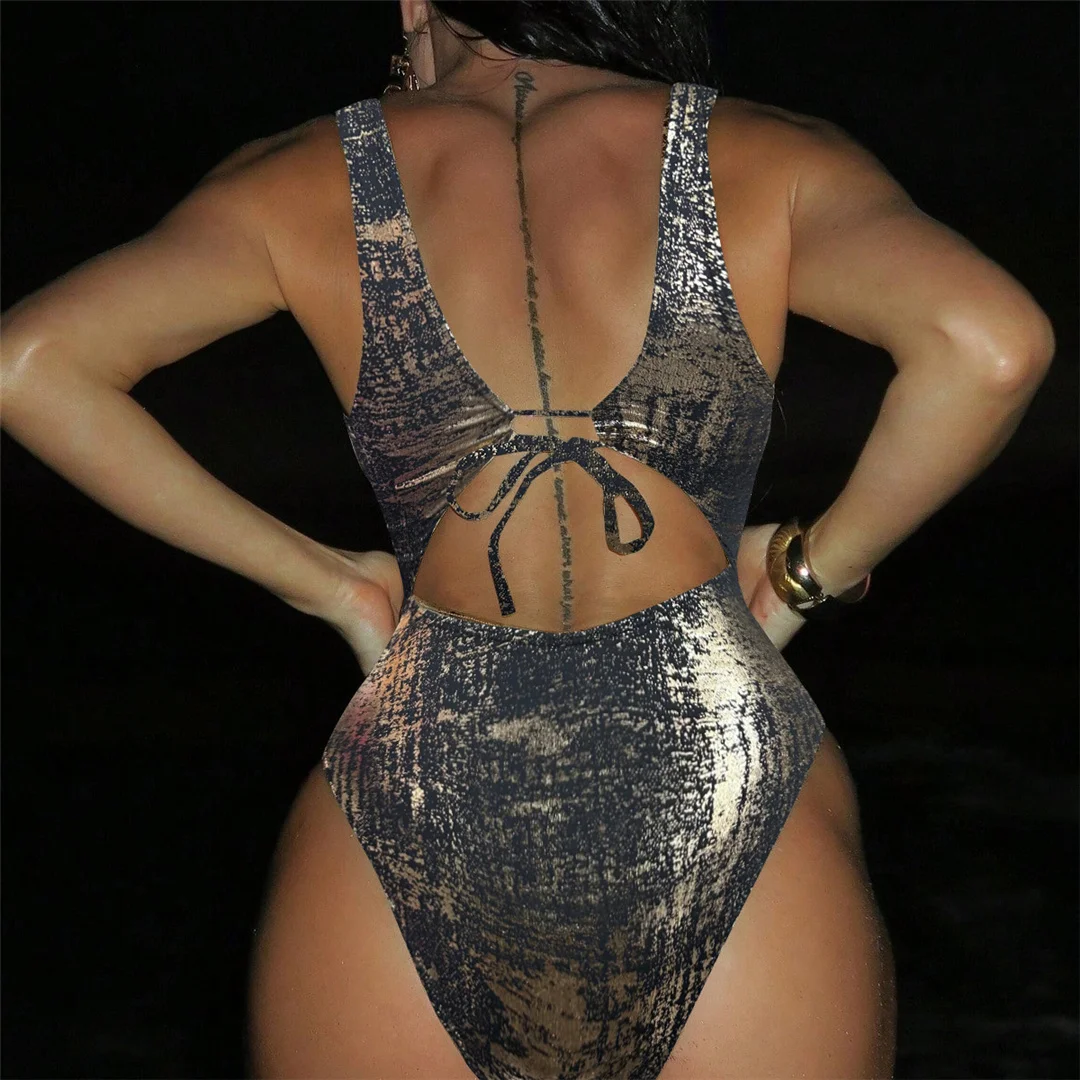 Sexy goldener Badeanzug mit tiefem V-Ausschnitt, hohem Beinausschnitt und offenem Rücken, einteiliger Badeanzug für Damen, Monokini, Badebekleidung, Badeanzug, Modell V6690. – Detail 20