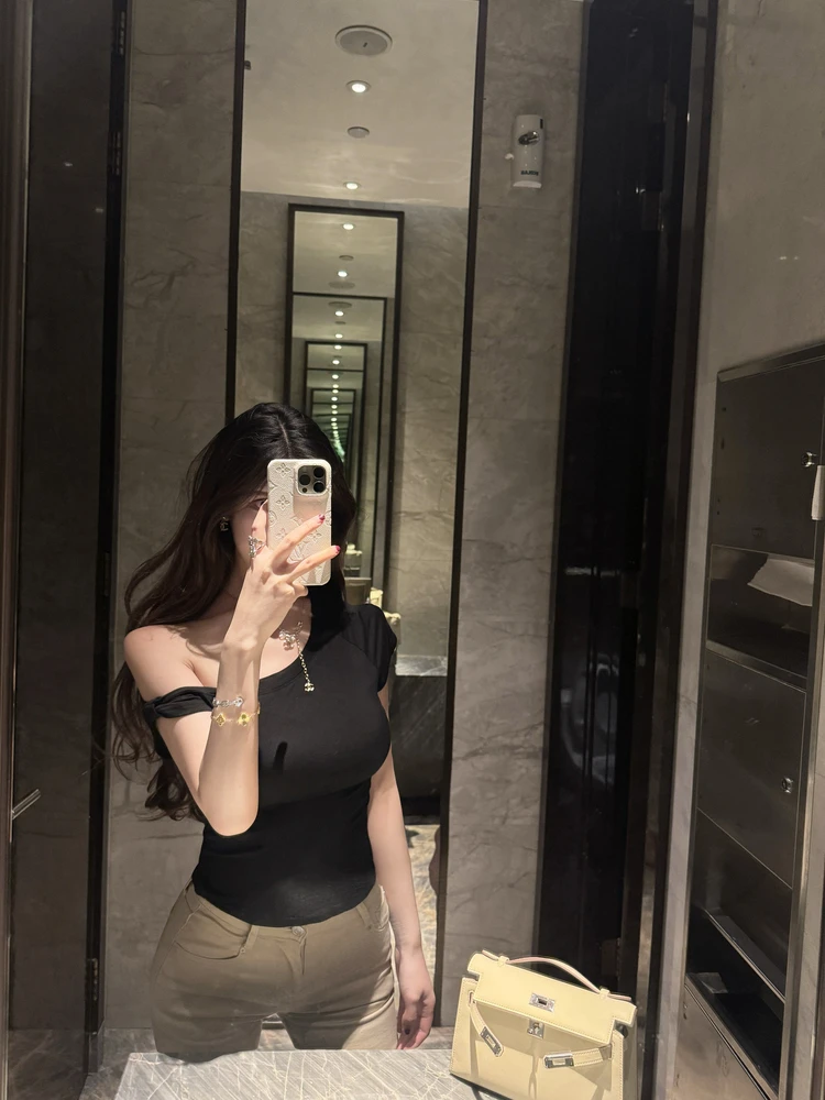 

M900 oulder Baring T-irt Women's Summer 2025 New ort Sve Hot Girl Design Sensation Body irt Ultra ort Casual Sle