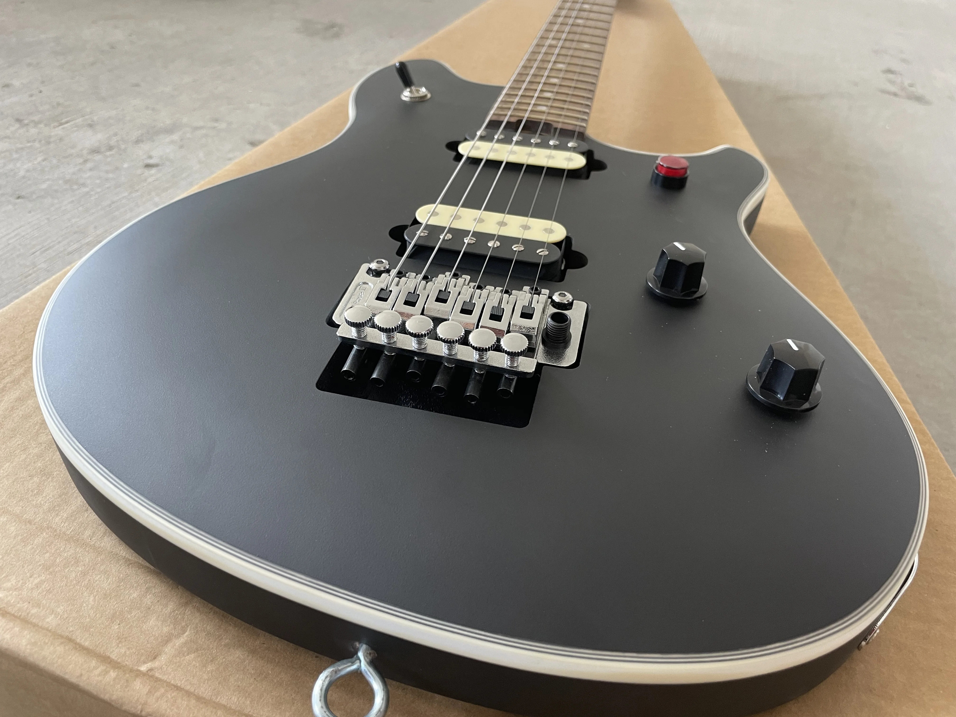 Guitarra elétrica de maior qualidade com acabamento preto fosco captadores 2H tremolo prateado