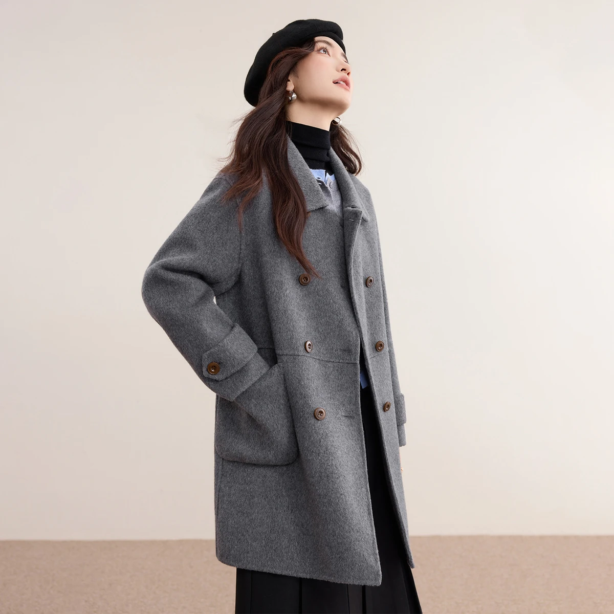 เสื้อโค้ทขนสัตว์แท้ 100% สำหรับผู้หญิง ยี่ห้อ SENTUBILA รุ่น W54OA2434 คอลเลคชั่นฤดูหนาว 2025 ดีไซน์ตัดต่อสี กระดุมสองแถว ทรงหลวม สไตล์ลำลอง
