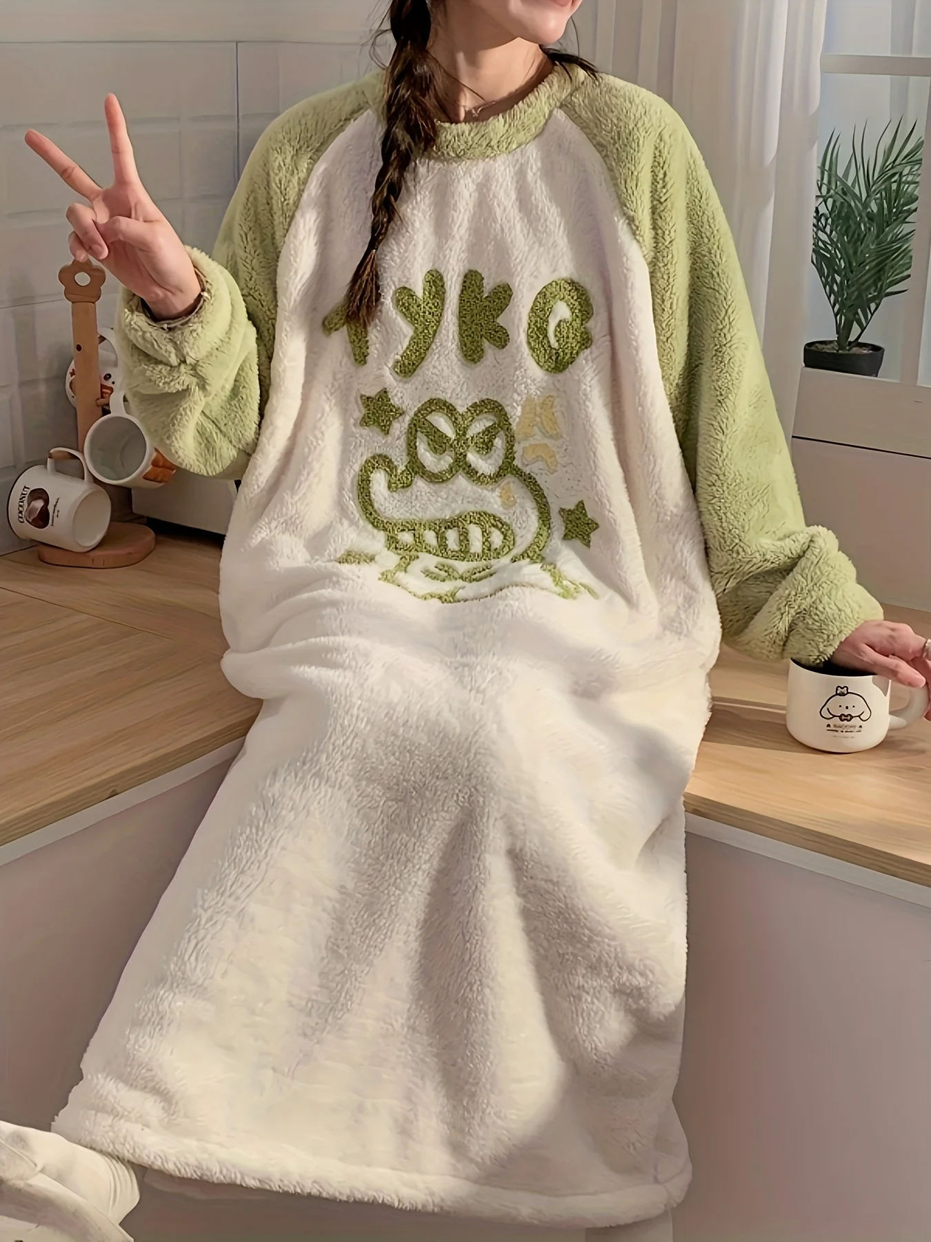 فستان نوم شتوي مريح، بيجامة منفوشة بأكمام طويلة، طباعة كرتونية لطيفة، بطانة قطيفة. ملابس مريحة ودافئة. غسل اليدين.