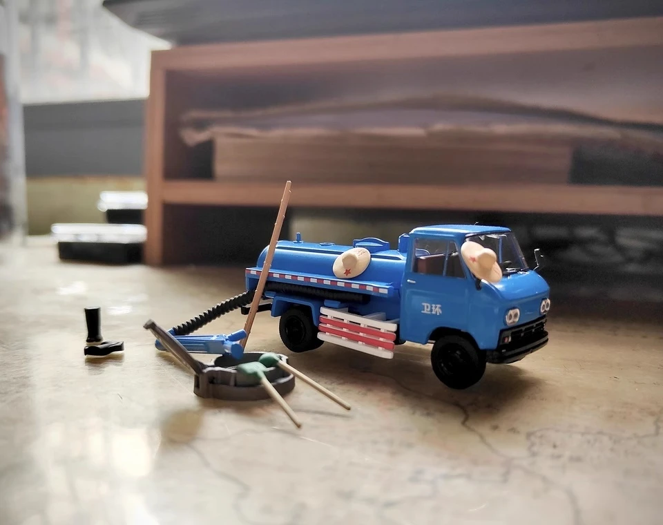 XCARTOYS Giocattolo per auto in lega 1:64 Modello di fabbrica di pulizia BQ130XF Piccolo camion a vuoto Modello non telecomandato Veicolo Giocattoli da collezione