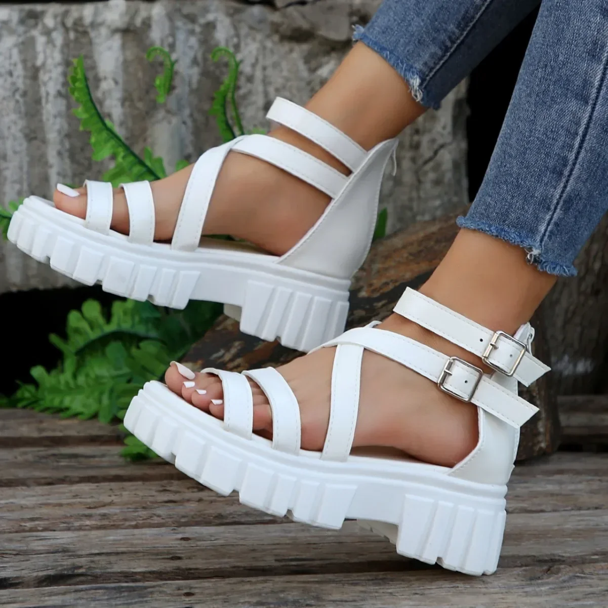 

Romanesque Cutout Platform Sandals, Women's Plus-size Muffins with Sandals on The Beach